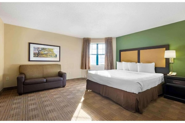 Foto van 1 Kingsize Bed | Niet-roken, Keuken, Douche - Vakantiehuis in Rochester NY - BedRoom