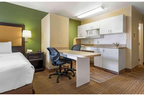Foto van 1 Kingsize Bed | Niet-roken, Keuken, Douche - Vakantiehuis in Rochester NY - BedRoom