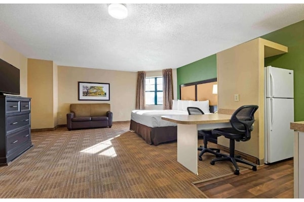 Foto van 1 Kingsize Bed | Niet-roken, Keuken, Douche - Vakantiehuis in Rochester NY - BedRoom