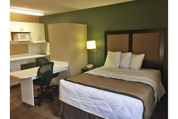 Foto van 1 Kingsize Bed | Niet-roken, Keuken, Douche - Vakantiehuis in Rochester NY - BedRoom