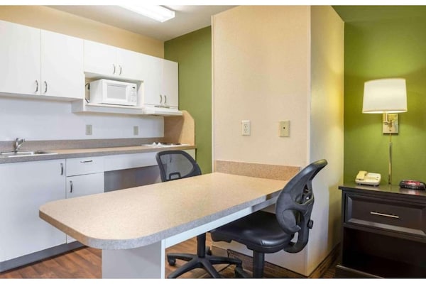 Foto van 1 Kingsize Bed | Niet-roken, Keuken, Douche - Vakantiehuis in Rochester NY - Facilities