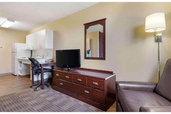 Foto van 1 Kingsize Bed | Niet-roken, Keuken, Douche - Vakantiehuis in Rochester NY - Facilities