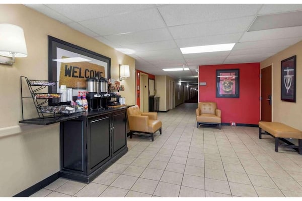 Foto van 1 Kingsize Bed | Niet-roken, Keuken, Douche - Vakantiehuis in Rochester NY - FloorPlan