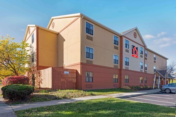 Foto van 1 Kingsize Bed | Niet-roken, Keuken, Douche - Vakantiehuis in Rochester NY - ExteriorSummer