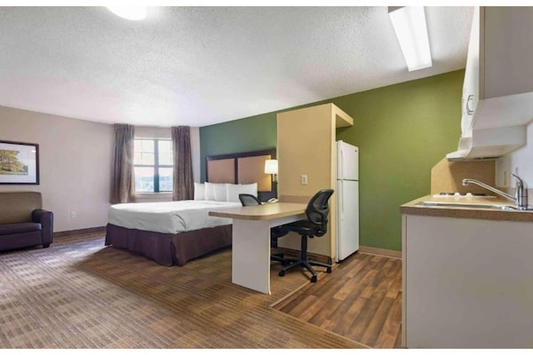 Foto van 1 Kingsize Bed | Niet-roken, Keuken, Douche - Vakantiehuis in Rochester NY - BedRoom