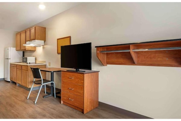 Foto van Relax Full Bed, Nsmk| Kitchen|Studio 6 Sharonville - BedRoom