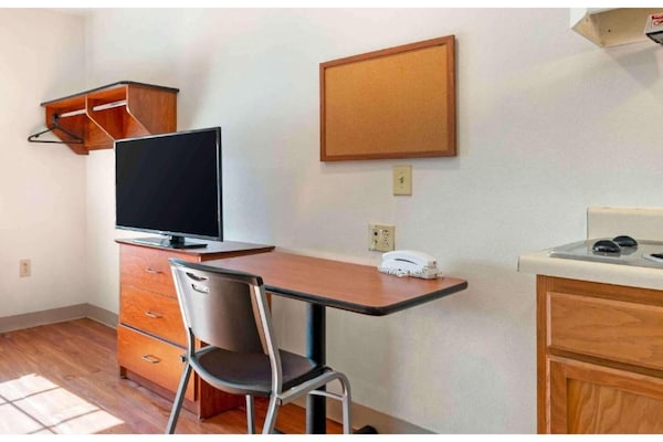 Foto van Relax Full Bed, Nsmk| Kitchen|Studio 6 Sharonville - BedRoom