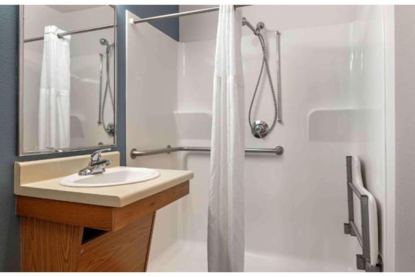 Foto van Relax Full Bed, Nsmk| Kitchen|Studio 6 Sharonville - BathRoom