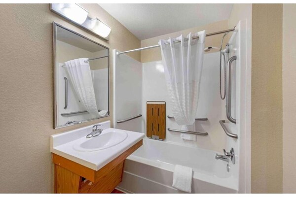 Foto van 1 Tweepersoonsbed | Ada/bad/niet-roken/keuken - Vakantiehuis in Oklahoma City OK - BathRoom