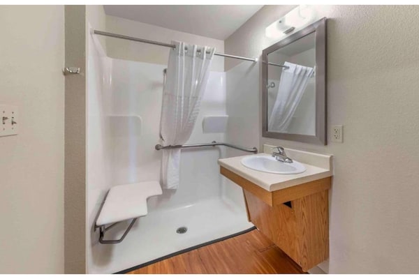 Foto van 1 Tweepersoonsbed | Roken, Keuken - Vakantiehuis in Oklahoma City OK - BathRoom