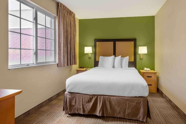 Foto van 1 Kingsize Bed | Toegankelijk Voor Gehoor, Keuken - Vakantiehuis in Philadelphia - BedRoom