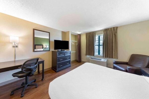 Foto van 1 Kingsize Bed | Toegankelijk Voor Gehoor, Keuken - Vakantiehuis in Philadelphia - BedRoom