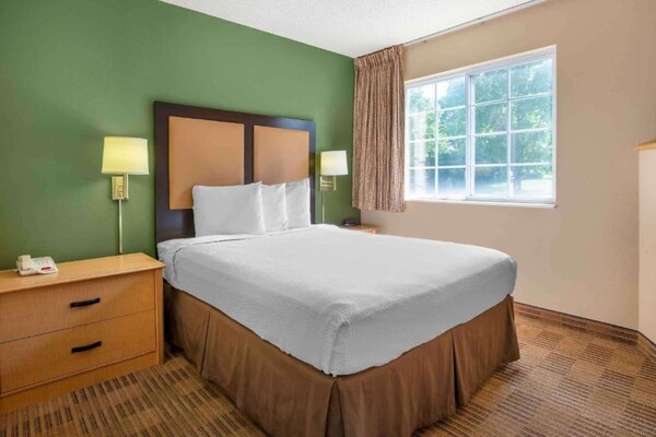 Foto van 1 Kingsize Bed | Toegankelijk Voor Gehoor, Keuken - Vakantiehuis in Philadelphia - BedRoom
