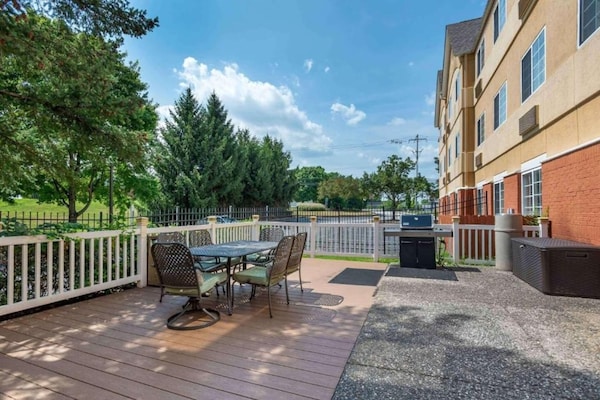 Foto van 1 Kingsize Bed | Toegankelijk Voor Gehoor, Keuken - Vakantiehuis in Philadelphia - ExteriorSummer