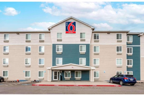 Foto van 1 Queensize Bed | Niet-roken, Keuken - Vakantiehuis in El Paso TX - ExteriorSummer