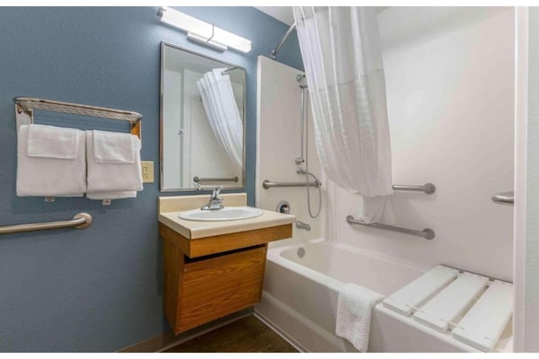 Foto van 1 Queensize Bed | Niet-roken, Keuken - Vakantiehuis in El Paso TX - BathRoom