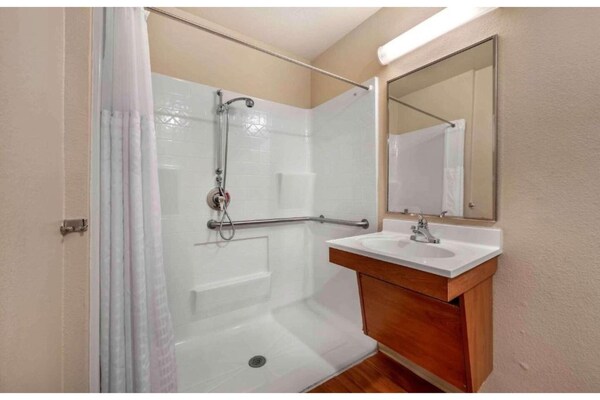 Foto van 1 Kingsize Bed | Toegankelijk Voor Gehoor, Keuken - Vakantiehuis in El Paso TX - BathRoom