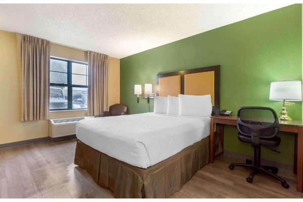 Foto van 1 queen bed | ADA/RI douche, niet-roken, keuken - Vakantiehuis in Seattle - BedRoom