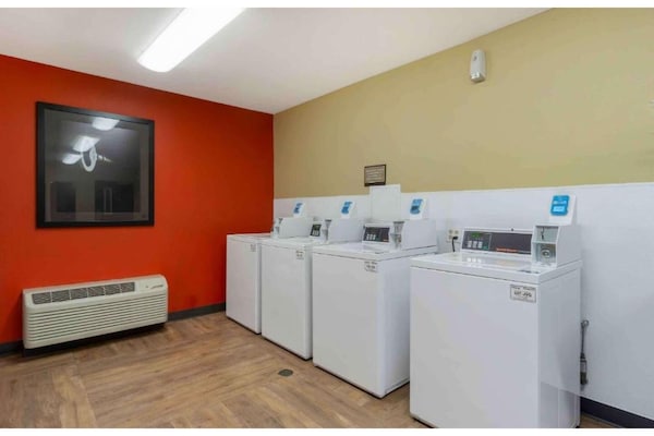 Foto van 1 queen bed | ADA/RI douche, niet-roken, keuken - Vakantiehuis in Seattle - Facilities