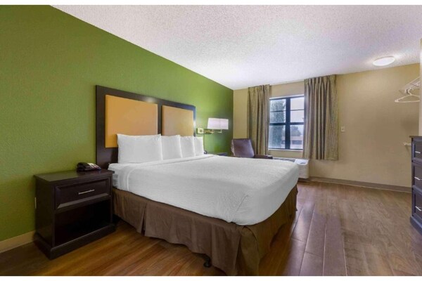Foto van 1 queen bed | ADA/RI douche, niet-roken, keuken - Vakantiehuis in Seattle - BedRoom