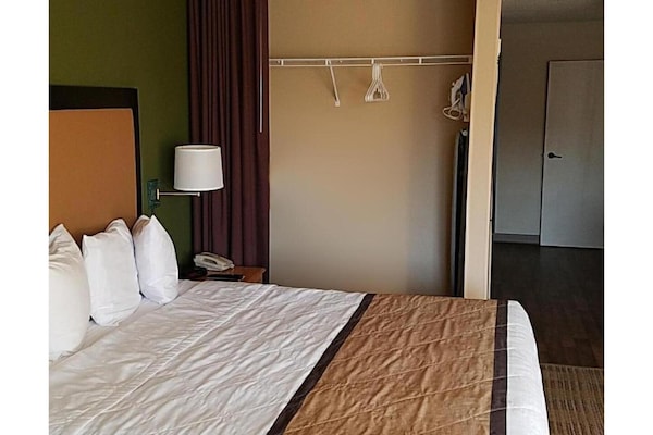 Foto van 1 Kingsize Bed | Niet-roken, Keuken - Vakantiehuis in Milwaukee WI - BedRoom