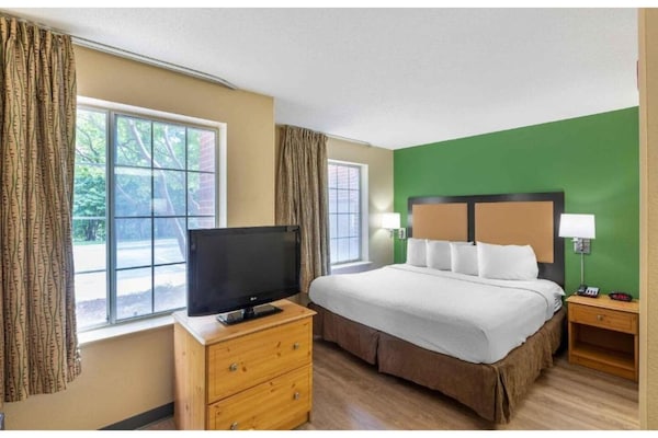 Foto van 1 Kingsize Bed | Niet-roken, Keuken - Vakantiehuis in Milwaukee WI - BedRoom