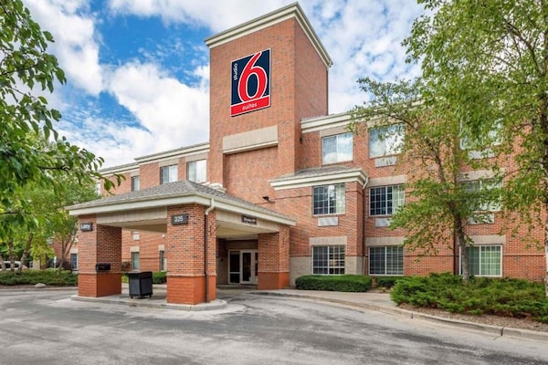 Foto van 1 Kingsize Bed | Niet-roken, Keuken - Vakantiehuis in Milwaukee WI - ExteriorSummer