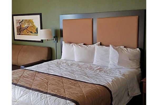 Foto van 1 Queensize Bed | Niet-roken, Keuken - Vakantiehuis in Milwaukee WI - BedRoom
