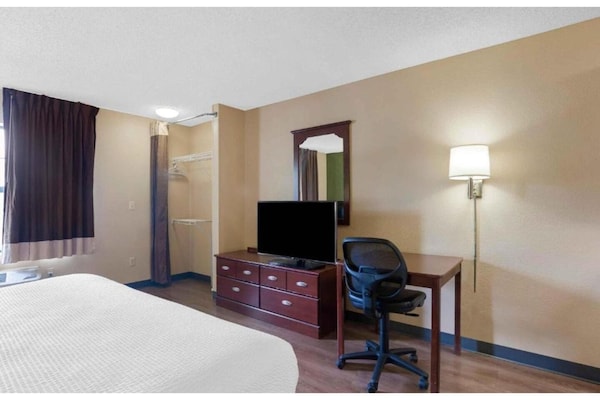 Foto van 1 Queensize Bed | Niet-roken, Keuken - Vakantiehuis in Milwaukee WI - BedRoom