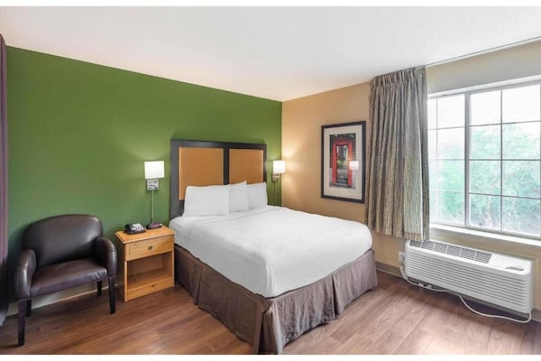 Foto van 1 Queensize Bed | Niet-roken, Keuken - Vakantiehuis in Milwaukee WI - BedRoom