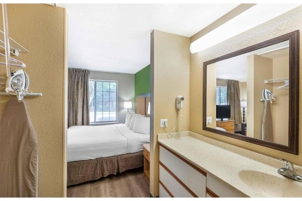 Foto van 1 Queensize Bed | Niet-roken, Keuken - Vakantiehuis in Milwaukee WI - BedRoom