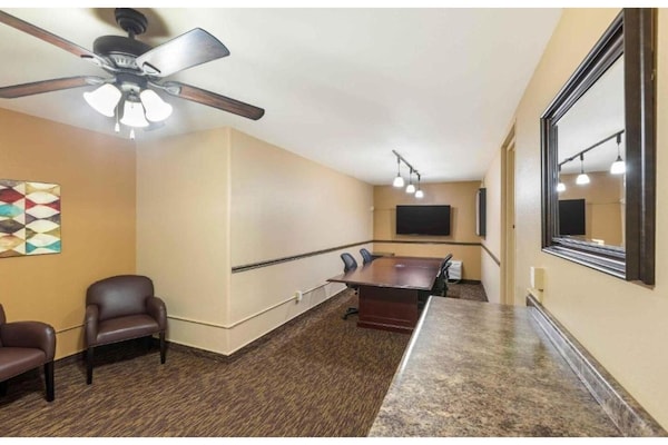 Foto van 1 Queensize Bed | Niet-roken, Keuken - Vakantiehuis in Milwaukee WI - Facilities