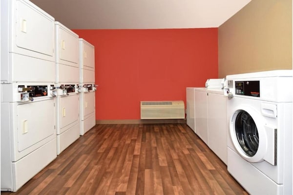 Foto van 1 Queensize Bed | Niet-roken, Keuken - Vakantiehuis in Milwaukee WI - Facilities