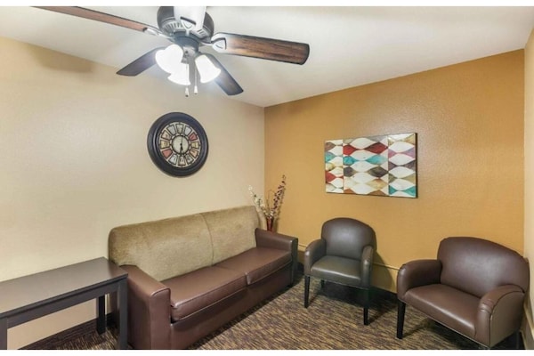 Foto van 1 Queensize Bed | Niet-roken, Keuken - Vakantiehuis in Milwaukee WI - Facilities