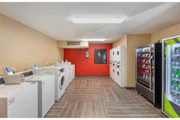 Foto van 1 Queensize Bed | Niet-roken, Keuken - Vakantiehuis in Milwaukee WI - Facilities