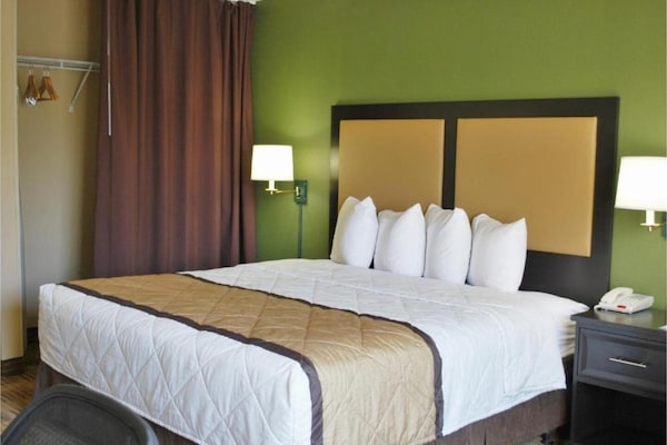 Foto van 1 Queensize Bed | Niet-roken, Keuken - Vakantiehuis in Milwaukee WI - BedRoom
