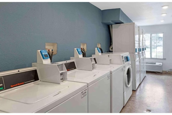 Foto van Gezellige studio 6 Pelham | 1 tweepersoonsbed, rokersgedeelte | Keuken - Facilities