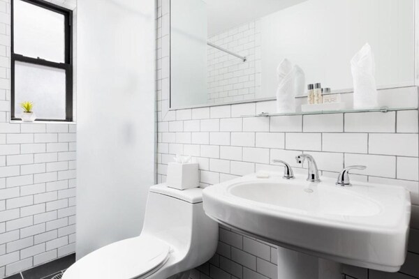 Foto van Toegankelijk comfort|Queensize bed |Times Square - Vakantiehuis in New York - BathRoom