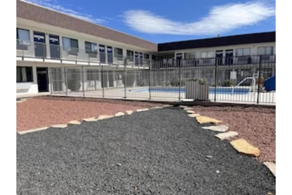 Foto van 1 kingsize bed | Nsmk, keuken - Vakantiehuis in Grants - Outdoor
