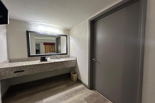 Foto van 2 tweepersoonsbedden | Roken | Griffin - Vakantiehuis in Griffin, GA - BathRoom