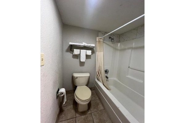 Foto van 2 tweepersoonsbedden | Roken | Griffin - Vakantiehuis in Griffin, GA - BathRoom