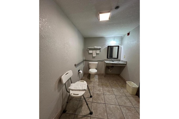 Foto van 2 tweepersoonsbedden | Roken | Griffin - Vakantiehuis in Griffin, GA - BathRoom