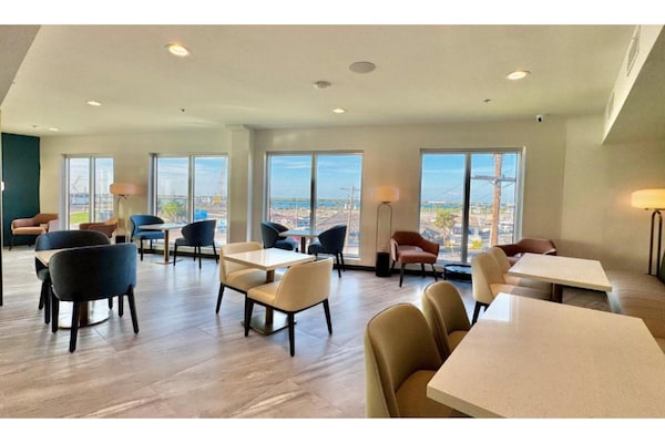 Foto van Premium eenpersoonskamer met kingsize bed - Vakantiehuis in Port Aransas, TX - DiningRoom