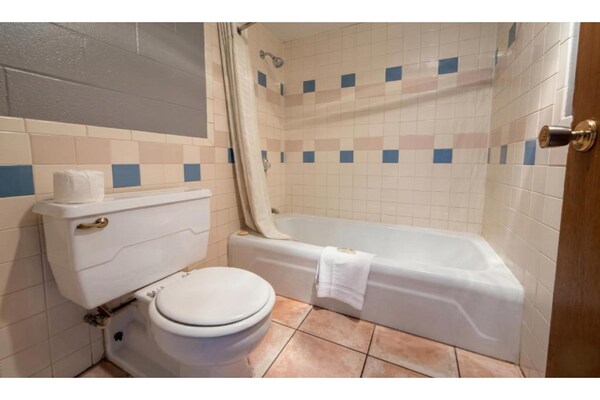 Foto van Queensize bed met rookfunctie | Rock Springs - Vakantiehuis in Rock Springs,WY - BathRoom