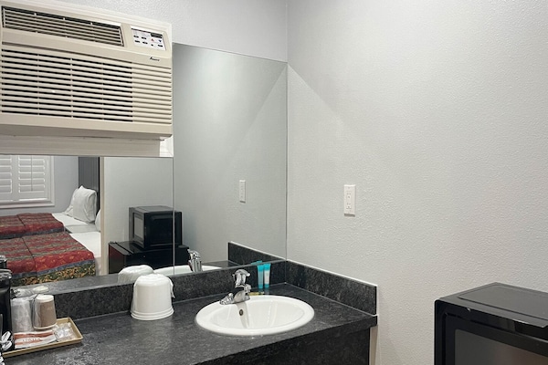 Foto van 1 kingsize bed | Rookvrij, koelkast - Vakantiehuis in Oakland - BathRoom