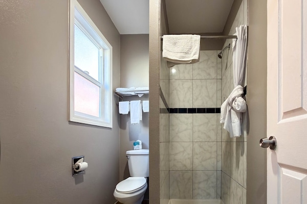 Foto van 1 kingsize bed | Rookvrij, koelkast - Vakantiehuis in Oakland - BathRoom