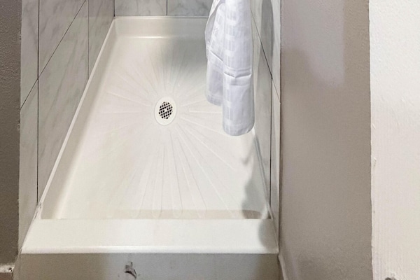 Foto van 1 kingsize bed | Rookvrij, koelkast - Vakantiehuis in Oakland - BathRoom
