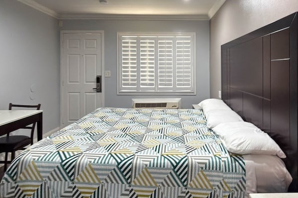 Foto van 1 kingsize bed | Rookvrij, koelkast - Vakantiehuis in Oakland - BedRoom