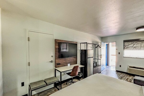 Foto van 1 kingsize bed|Mob Acc|RI Shwr|Nsmk|Micfridg - Vakantiehuis in Jackson - BedRoom