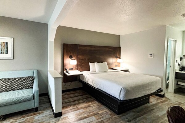 Foto van 1 kingsize bed|Mob Acc|RI Shwr|Nsmk|Micfridg - Vakantiehuis in Jackson - BedRoom